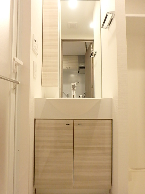 ガーラ・グランディ横浜鶴見11階 明るい洗面所です