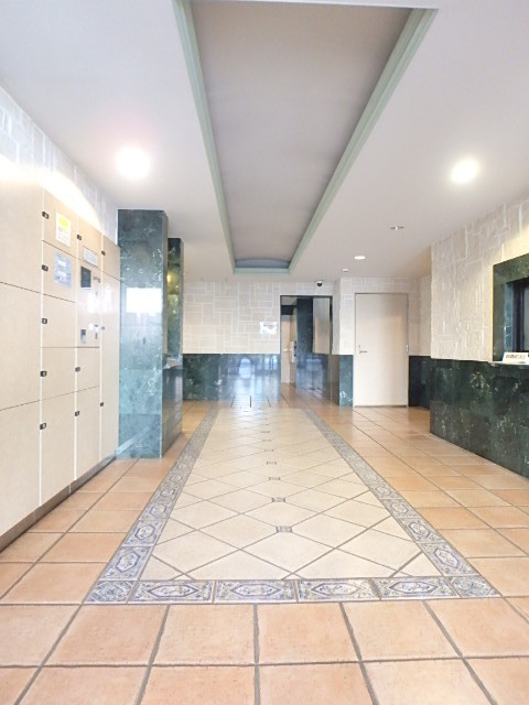 グランド・ガーラ横浜伊勢佐木町2階 宅配BOXのあるロビー