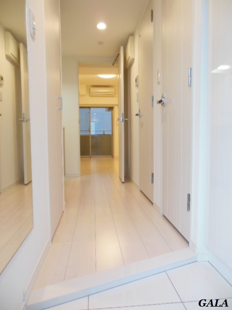 グランド・ガーラ新横浜South 玄関入ると人感センサー付き照明が照らしてくれます☆