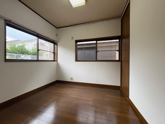 アルストロメリア ２階の洋室です。収納も付いてます。