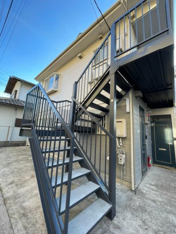 ヴィラクレイン102号室 階段の色使いにこだわりました。黒じゃなくてコーク色なんです♪