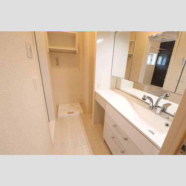 ルヴェデュソレイユ102号室 洗髪洗面化粧台・洗濯機置き場