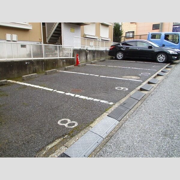 クレスト陽光台　A棟 駐車場