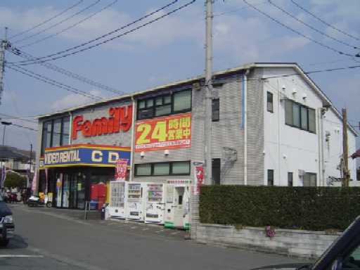 ローズウッド草花101号室 ビデオ屋まで880ｍ