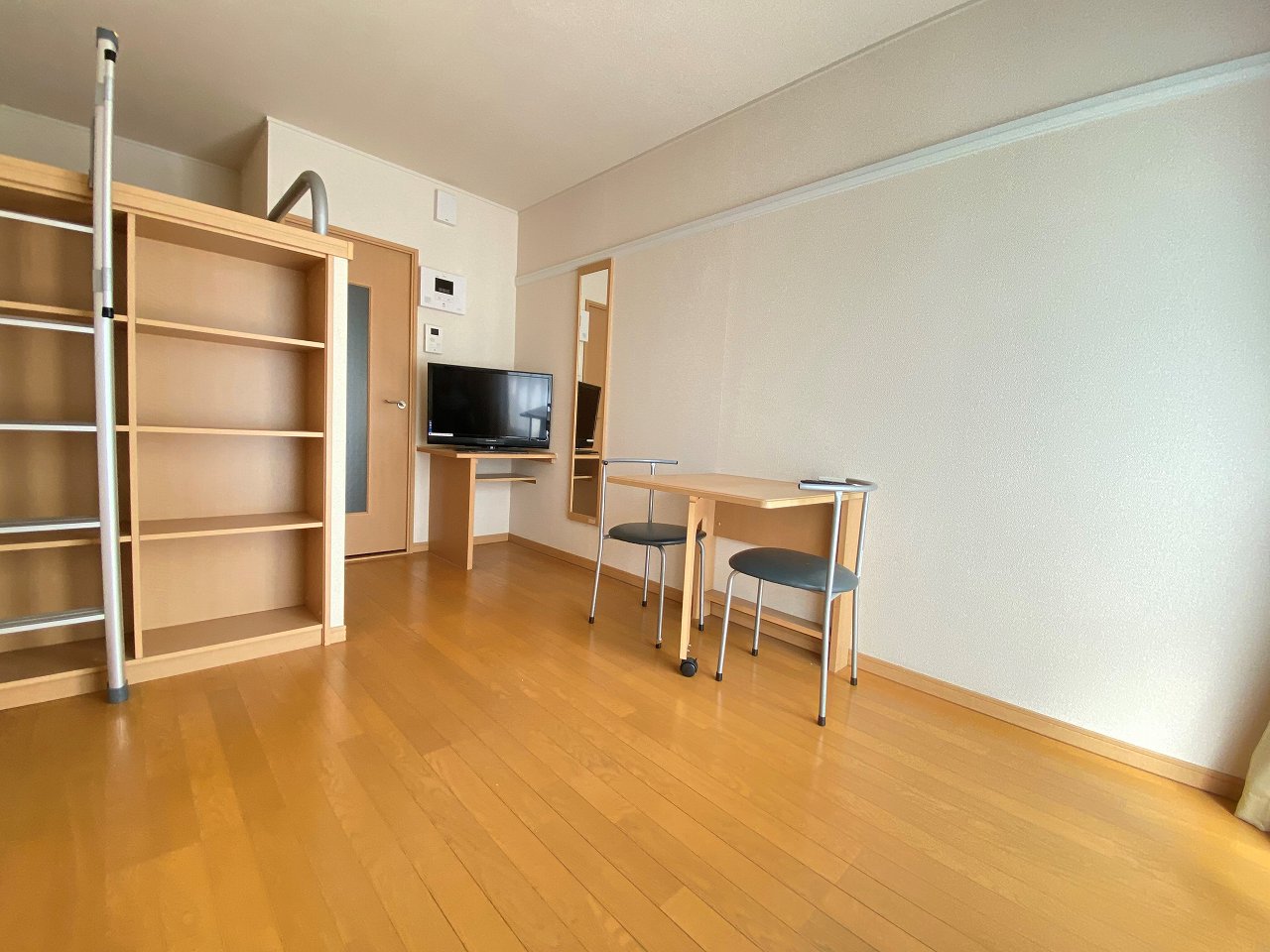 レオパレス中宗岡ドゥーエ リビング