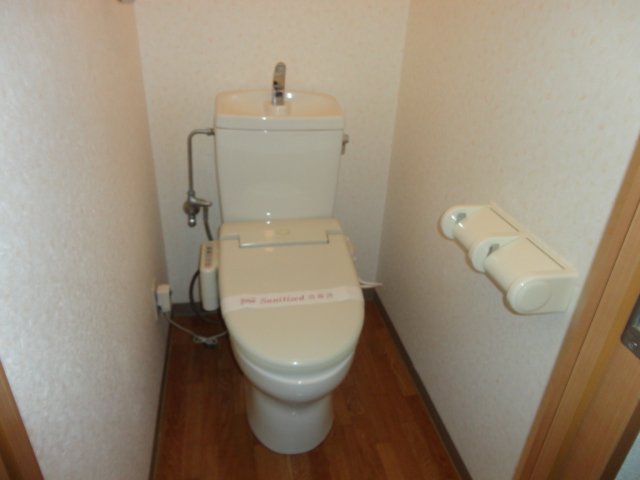 チェリーヒルズ新横浜北203号室 シャワー付トイレ