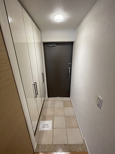 志村レジデンス 玄関からの廊下（内装後）