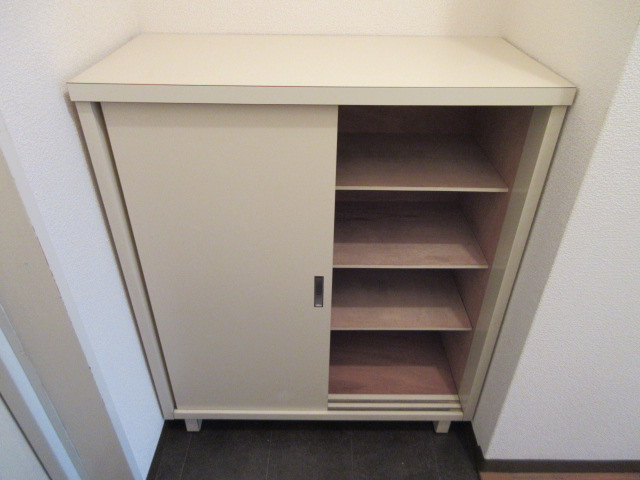 グランメール中央林間0403号室 シューズボックス　※別号室の参考写真です(現況優先・仕様違いの場合あり)