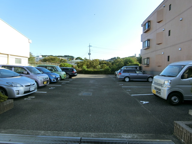 リヴェール高幡１ 駐車場