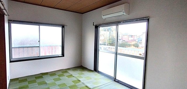 スターハイツ ２面採光の明るい部屋。クロス張替え済みです。