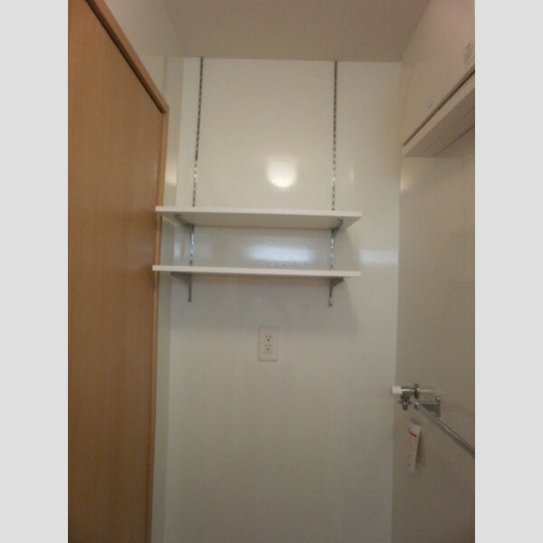 ELSINORE 洗濯機置場の上に棚があり、スペースが有効に使えます。