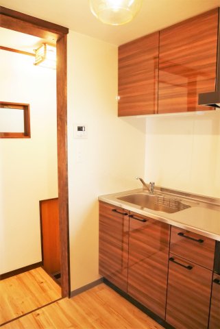 ペットDIY可マリアージュ弘明寺戸建 玄関入ってすぐ横にキッチンがあり便利