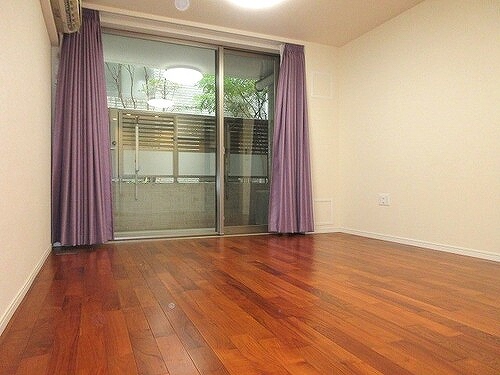 ロイヤルシーズン新宿柏木 リビングダイニング　※内装前、カーテン撤去予定