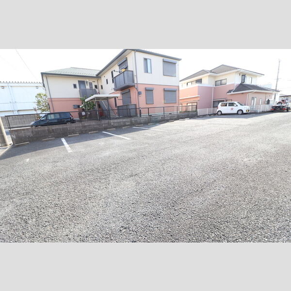 メゾンアベニュー 駐車場