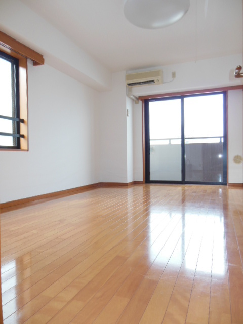 グランド・ガーラ横浜関内 10.3帖の明るい室内！