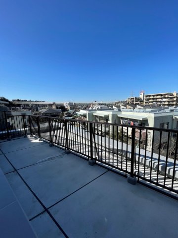 ガーラ・ステーション川崎久地4階 広々としたバルコニーです