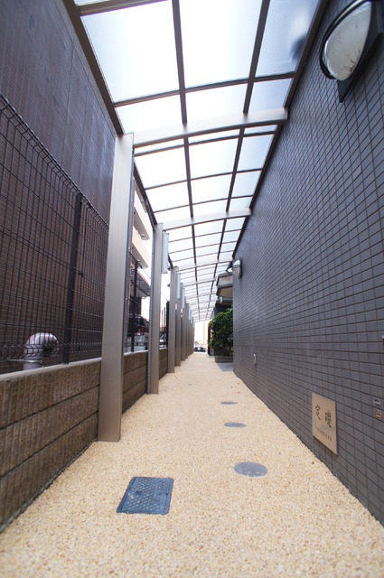 芝コーポ５号館0302号室 エントランスまで屋根があり雨の日も快適です