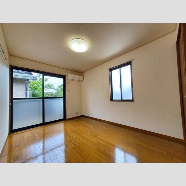 Tサクセッソ 二面採光で明るい洋室