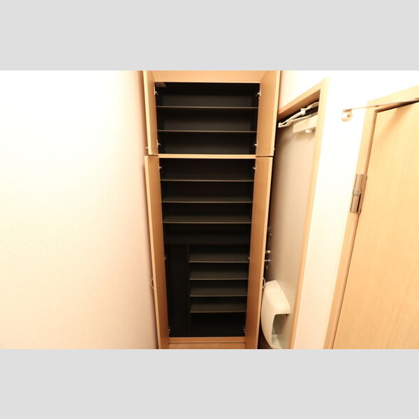 リヴェールメゾン・櫻　弐番館201号室 シューズボックス