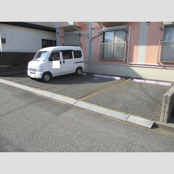 プチ・メゾンK&K201号室 駐車場