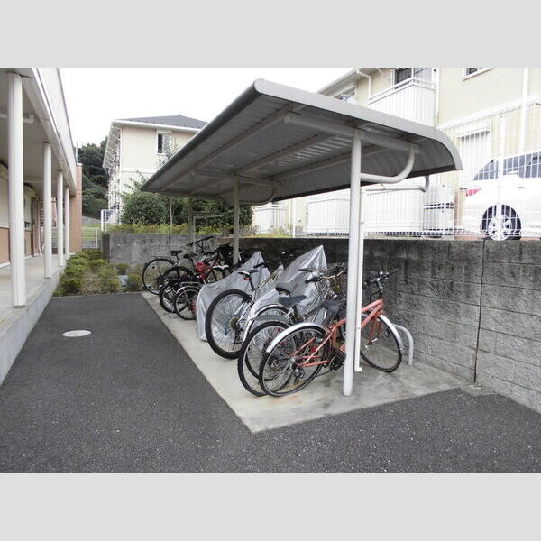 クレール四季彩の丘　六番館201号室 屋根付き駐輪場