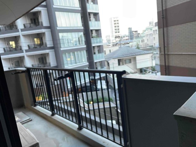 南青山ロイアルハイツ バルコニーは建物巾の分と広く、日当たりも良好