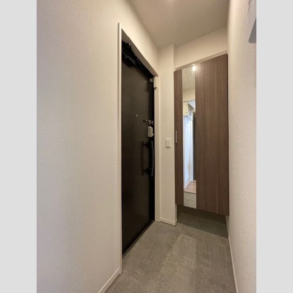 プルミエール新田 205号室　玄関内とシューズクローゼット