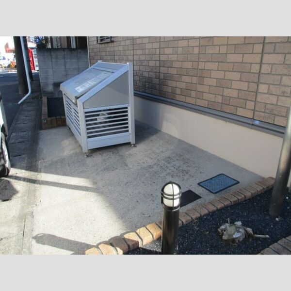 R ごみ箱&駐輪スペース