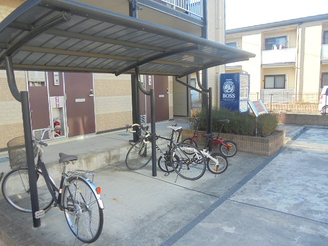 レオパレスとあむ202号室 屋根付き駐輪場