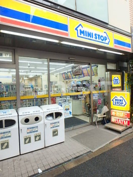 ガーラ・プレシャス神宮外苑2階 ミニストップ新宿大京町店