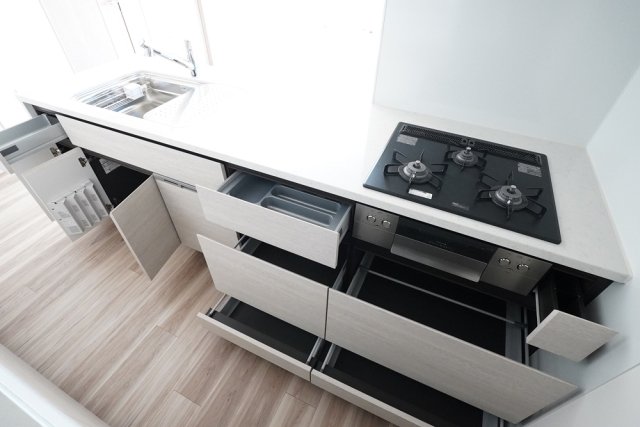 ＨＡＲＵＭＩ　ＦＬＡＧ　ＰＡＲＫ　ＶＩＬＬＡＧＥ　Ｂ棟16階 システムキッチン（3口ガスコンロ・グリル付）