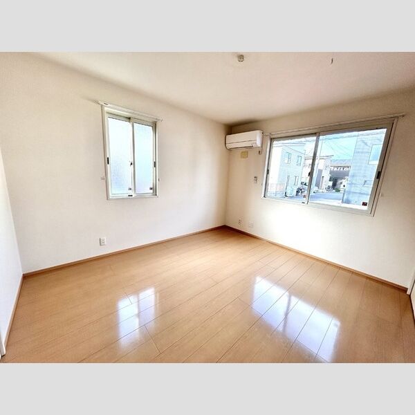 ロイヤルヒルズJ102号室 洋室