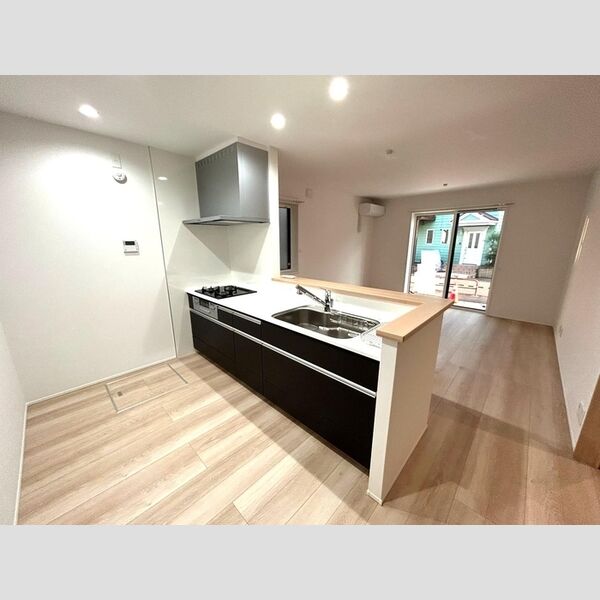 大野町2丁目戸建貸家 対面式3口ガスコンロ付システムキッチン