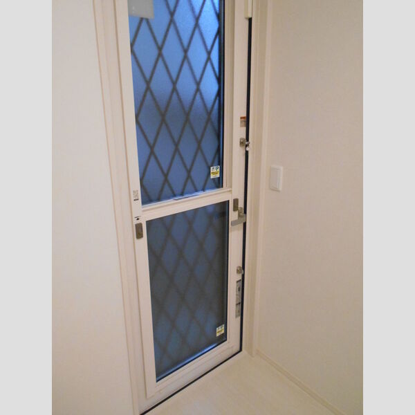 シャインアイリス　Ⅲ101号室 裏口