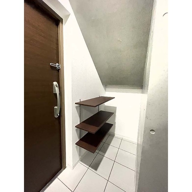 スタシア横浜鶴見 大きな階段下玄関収納