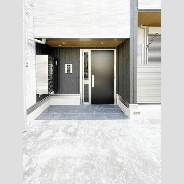 グラナーデ興野101号室 エントランス