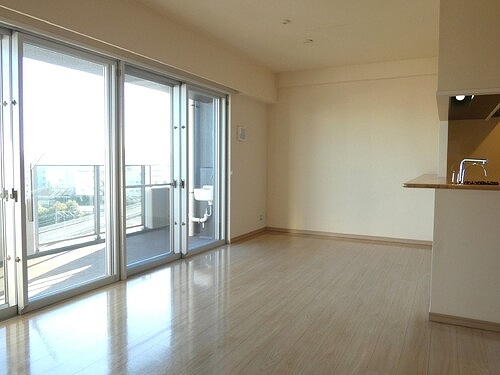 ライオンズ横浜新子安ハーバーコート リビングダイニング　別角度