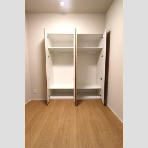 サンジョイアゼロ105号室 収納(洋7、8)