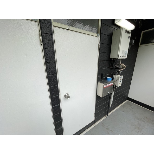 スリーパインズ204号室 玄関