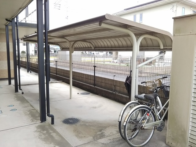 レオパレスエアル102号室 屋根付き駐輪場
