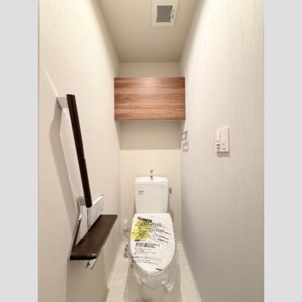 フレジア302号室 トイレ(温水洗浄便座)上部には棚あり♪