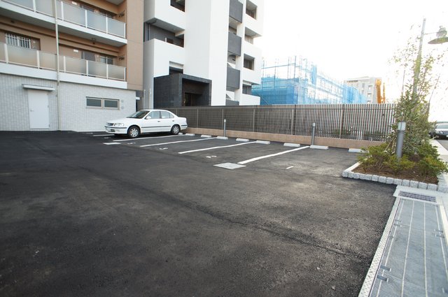 グリシーヌ・ユイット 敷地内駐車場