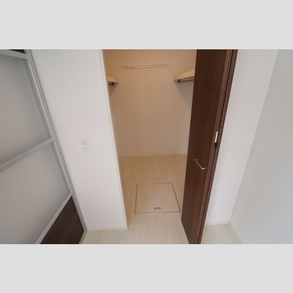 ロイヤルヒル越谷106号室 ウォークインクローゼット