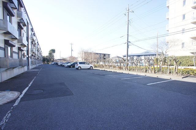 ウインド志津 駐車場があります