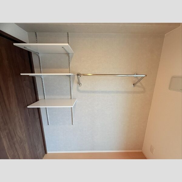 ジェイ・エス・ティ横浜東701号室 デザイナー収納ラック