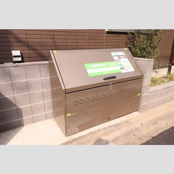 セジュール春日町2201号室 敷地内ゴミBOX