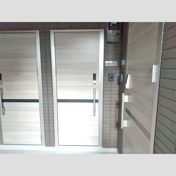 ロイジェント加美平105号室 玄関表