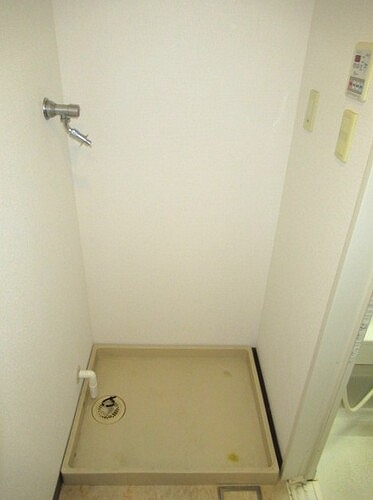 ライオンズステーションプラザ根岸ベイアーク4階 室内洗濯機置場　※2021年12月撮影