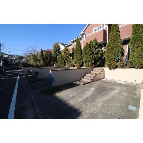 湘南マナーハウス75号室 駐車場