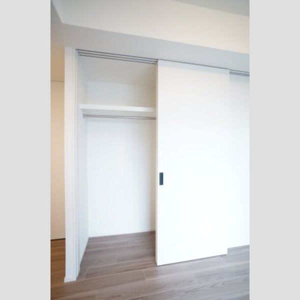 プライムメゾン錦糸町605号室 クローゼットは、上部に中板があり余すことなく利用可能です。